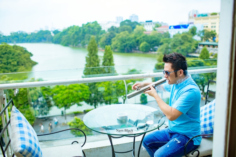 Bằng Kiều mặc sơ mi hoa, thảnh thơi ngắm phố phường Hà Nội ảnh 1
